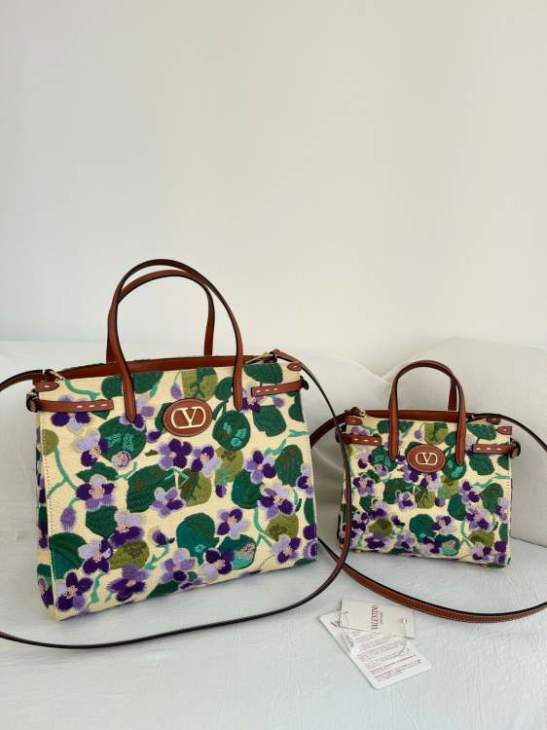 Picture of Valentino Handbags _SKUfw226715854fw